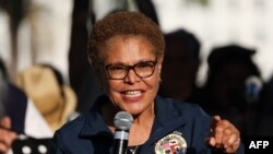 Primarul orașului Los Angeles, Karen Bass, a impus o interdicție de circulație după zile de proteste împotriva raidurilor autorităților de imigrație. 10 iunie 2025.