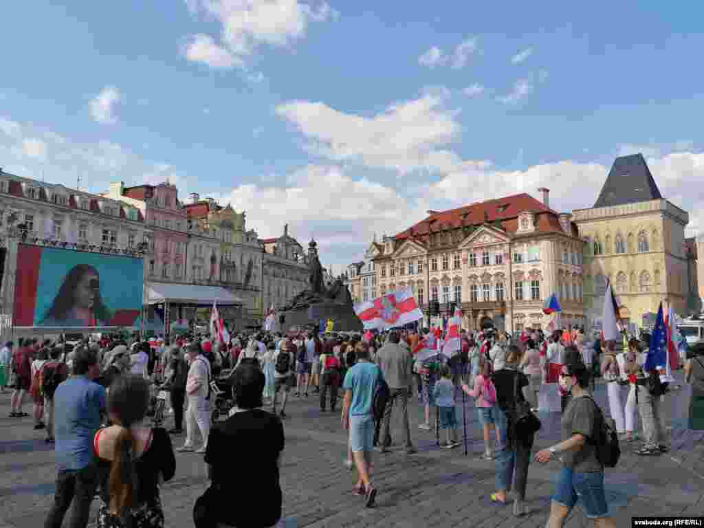 Сотні людей вийшли на Староміську площу в Празі під час акції &laquo;Разом за Білорусь&raquo;