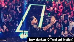 USA, LA -- Iranian Pop singer Sasy Mankan in one of his concert in the US in 2018. File photo