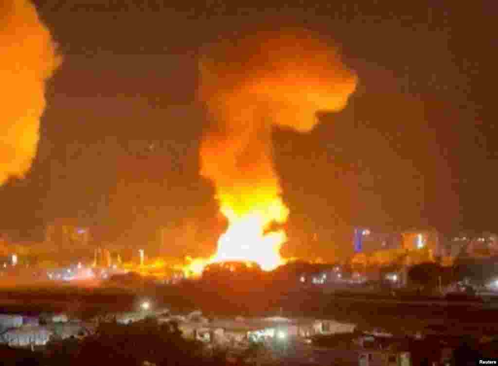 Дым поднимается от взрывов в Каракасе, Венесуэла, 3 января 2026 года. Reuters, скриншот из видео 