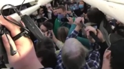 Навальный на борту самолета