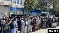 Afghans lined up to withdraw money from banks in Kabul on September 1 as financial institutions imposed limits of $200 in withdrawals per week.