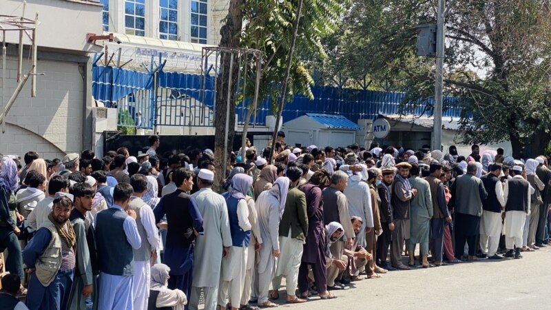 یو شمېر افغانان: د بانکونو فعالیتونه عادي حالت ته نه دي راګرځېدلي