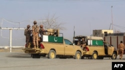 د پاکستان پوځیان په چمن کې له ډېورنډ کرښې سره نېږدې ګزمه کوي - د فبرورۍ ۲۷مې انځور. 