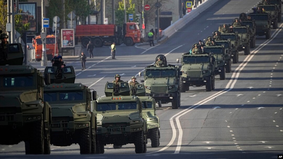 Vehicule militare se îndreaptă în coloană spre Piața Roșie, la parada militară de Ziua Victoriei, la Moscova, pe 9 mai 2023. În această zi, Rusia a marcat cea de-a 78-a aniversare a sfârșitului celui de-al Doilea Război Mondial.