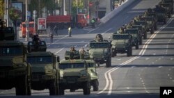 Vehicule militare se îndreaptă în coloană spre Piața Roșie, la parada militară de Ziua Victoriei, la Moscova, pe 9 mai 2023. În această zi, Rusia a marcat cea de-a 78-a aniversare a sfârșitului celui de-al Doilea Război Mondial.