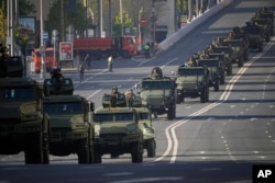 Vehiculele militare se deplasează spre Piața Roșie pentru a participa la o paradă militară de Ziua Victoriei la Moscova, Rusia, marți, 9 mai 2023, care marchează cea de-a 78-a aniversare de la sfârșitul celui de-al Doilea Război Mondial.