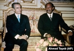 دیدار سادات و شاه در سفر ژانویه ۱۹۷۵ شاه به قاهره