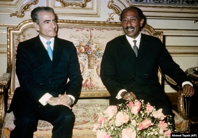 دیدار محمدرضا پهلوی و انور سادات در قاهره، ۱۹۷۵