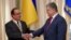 Петро Порошенко нагородив Франсуа Олланда високою українською нагородою, Орденом Свободи. Київ, 1 жовтня 2018 року 