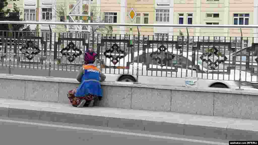 Aşgabatda komunal hojalyk gullugynyň işgäri arassaçylyk işlerini geçirýär.