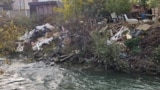 Mbeturina, përfshirë plastikë, buzë lumit Ibër.