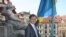 Мер Праги Томаш Гудечек, на цьому фото 21 травня 2014 року він піднімає прапор України над мерією Праги на знак підтримки