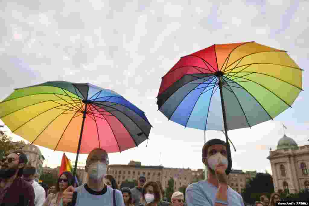 Dy ombrella me ngjyrat e flamurit të komunitetit LGBT.