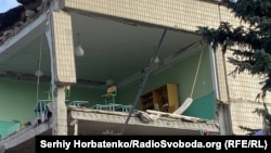 Наслідок російських авіаударів по школі у Словʼянську, 25 листопада 2025 року. Того разу від атаки армії РФ постраждали дві школи