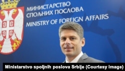 Iako je javnosti u Srbiji Arno Gujon poznat kao humanitarac koji pomaže Srbima na Kosovu, u Francuskoj je zabeleženo i njegovo političko delovanje u ekstremno desničarskom Bloku identitaraca. 