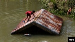 Архивска фотографија: Поплави на Филипините што уследија по силен тајфун во 2014 година 