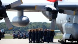 Труни з останками загиблих вивантажують із літака, Ейндговен, 23 липня 2014 року