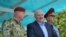 Alyaksandr Lukașenka, președintele Republicii Belarus, și ministrul de Interne din Belarus, Iuri Karayeu (în dreapta), inspectează trupele speciale ale Ministerului de Interne, la Minsk, 28 iulie 2020
