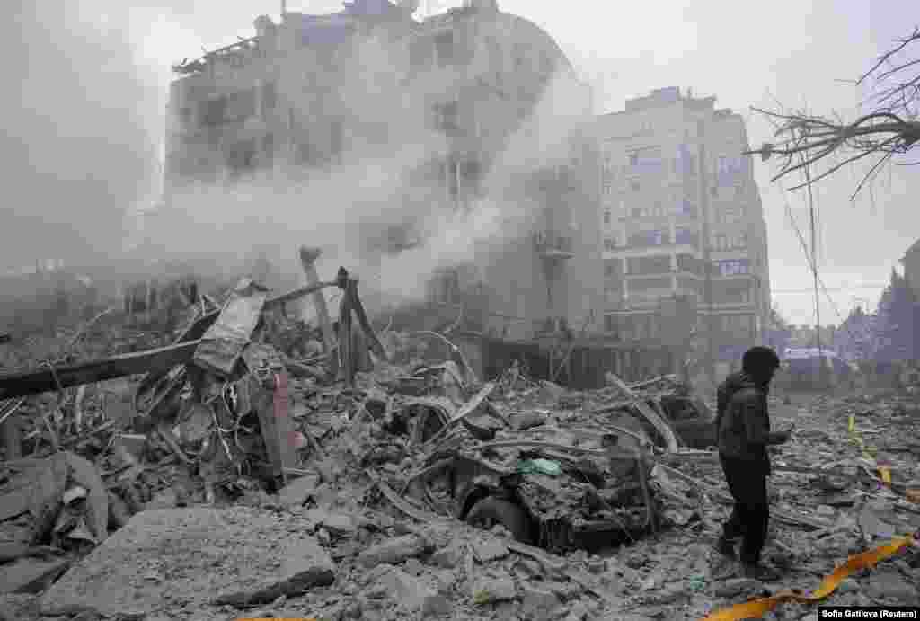 Пошкоджений російським ударом багатоквартирний будинок. Під завалами може бути ще п'ятеро людей. Харків, 2 січня 2026 року