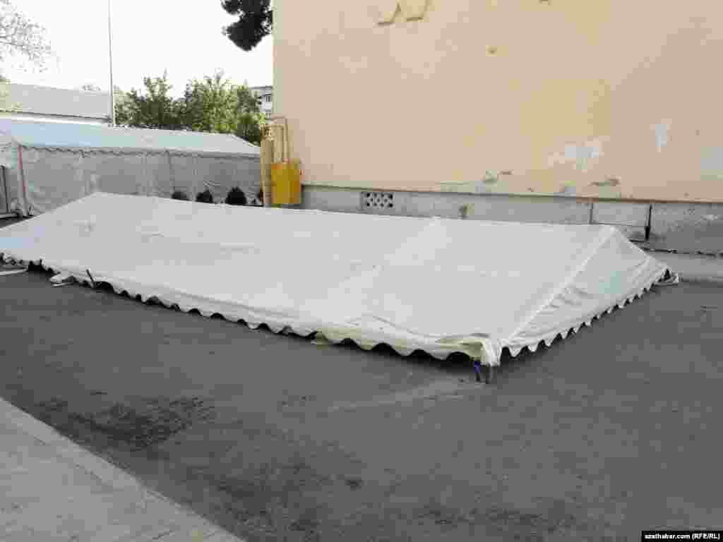 Türkmenistanda köp gatly ýaşaýyş jaýlaryň ýaşaýjylary toý üçin howlularda ýörite çadyr gurýarýar.&nbsp;