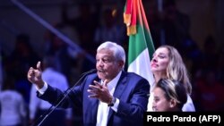 Մեքսիկայի նախագահ Անդրես Մանուել Լոպես Օբրադորը հրապարակային ելույթի ժամանակ, արխիվ