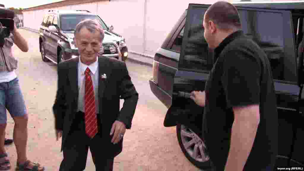 Мустафа Джемілєв прибув на виїзне засідання Меджлісу, 4 липня 2014 року.