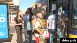 Građani Beograda bez maski ulaze u javni prijevoz. 