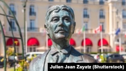 Statuia lui Marcel Proust, de Edgar Duvivier, Cabourg, Franța