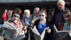 «Зомбі» біля метро читали газету «Вести»