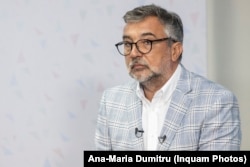 Lucian Romașcanu, purtătorul de cuvânt al PSD și liderul senatorilor social-democrați. Cariera sa este strâns legată de ascensiunea lui Marcel Ciolacu. Într-un interviu anterior pentru Europa Liberă, Romașcanu nu a ascuns relația bună cu premierul și faptul că îi datorează funcțiile pe care le-a deținut până acum.