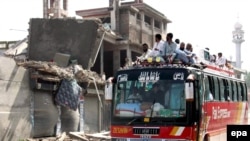 People flee as a curfew was temporarily lifted in north-western Swat valley on May 31