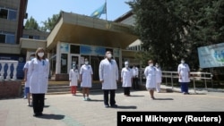 Минута молчания у больницы в национальный день траура по погибшим в результате вспышки COVID-19. Алматы, 13 июля 2020 года.