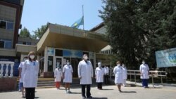 Пандемия құрбандарын еске алу үшін бір минут үнсіздік жариялаған медицина қызметкерлері. Алматы, 13 шілде 2020 жыл.