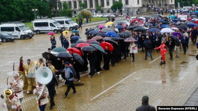 Procesion solemn drejt monumentit të "Shën Shën Kirili dhe Metodi" përpara Bibliotekës Kombëtare "Shën Shën Kirili dhe Metodi" me rastin e 24 Majit
