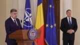 Marcel Ciolacu (stânga) a mai fost desemnat de președintele României, Klaus Iohannis, să fie prim-ministru, pe 13 iunie 2023. Fotografie de la a doua nominalizare, din 23 decembrie 2024.