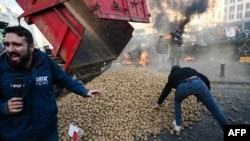 ბრიუსელში საპროტესტო აქციაზე ფერმერების მიერ დაყრილი კარტოფილი დემონსტრანტების ნაწილმა პოლიციის წინააღმდეგ გამოიყენა