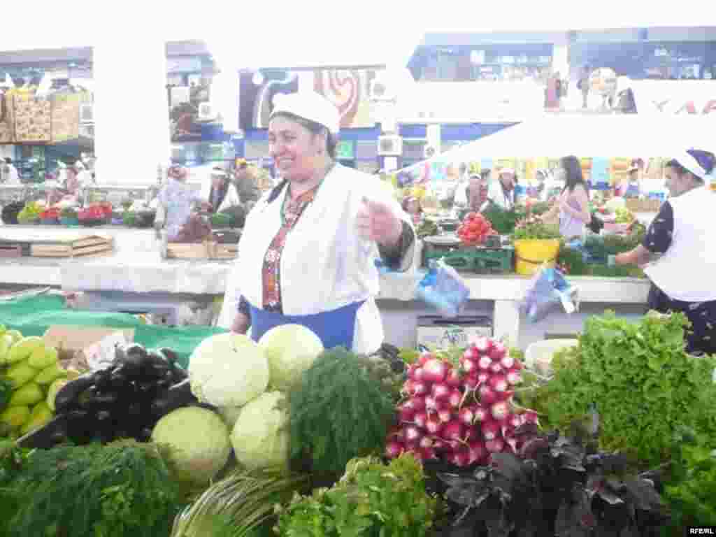Gök önümleri satýan şadyýan türkmen daýza