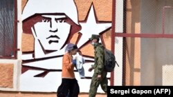 În fața Grupului Operativ al forțelor Rusiei din Tiraspol. 11 septembrie 2021. Kremlinul are în Transnistria circa de 2.000 de militari. 