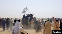 افراد گروه طالبان در گذرگاه مرزی پاکستان و افغانستان.