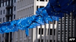 Zastave ispred zgrade Evropske komisije u Briselu, 12. aprila 2024.