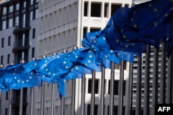 Прапори Європейського Союзу майорять біля будівлі Європейської комісії в Брюсселі, 12 квітня 2024 року