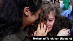 Ahed Tamimi u zagrljaju sa porodicom i pristalicama nakon oslobađanja
