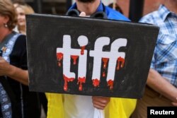 დემონსტრანტები შეიკრიბნენ ტორონტოს საერთაშორისო კინოფესტივალზე (TIFF) ფილმის „რუსები ომში“ ჩვენების წინ. კანადა, 2024 წლის 10 სექტემბერი