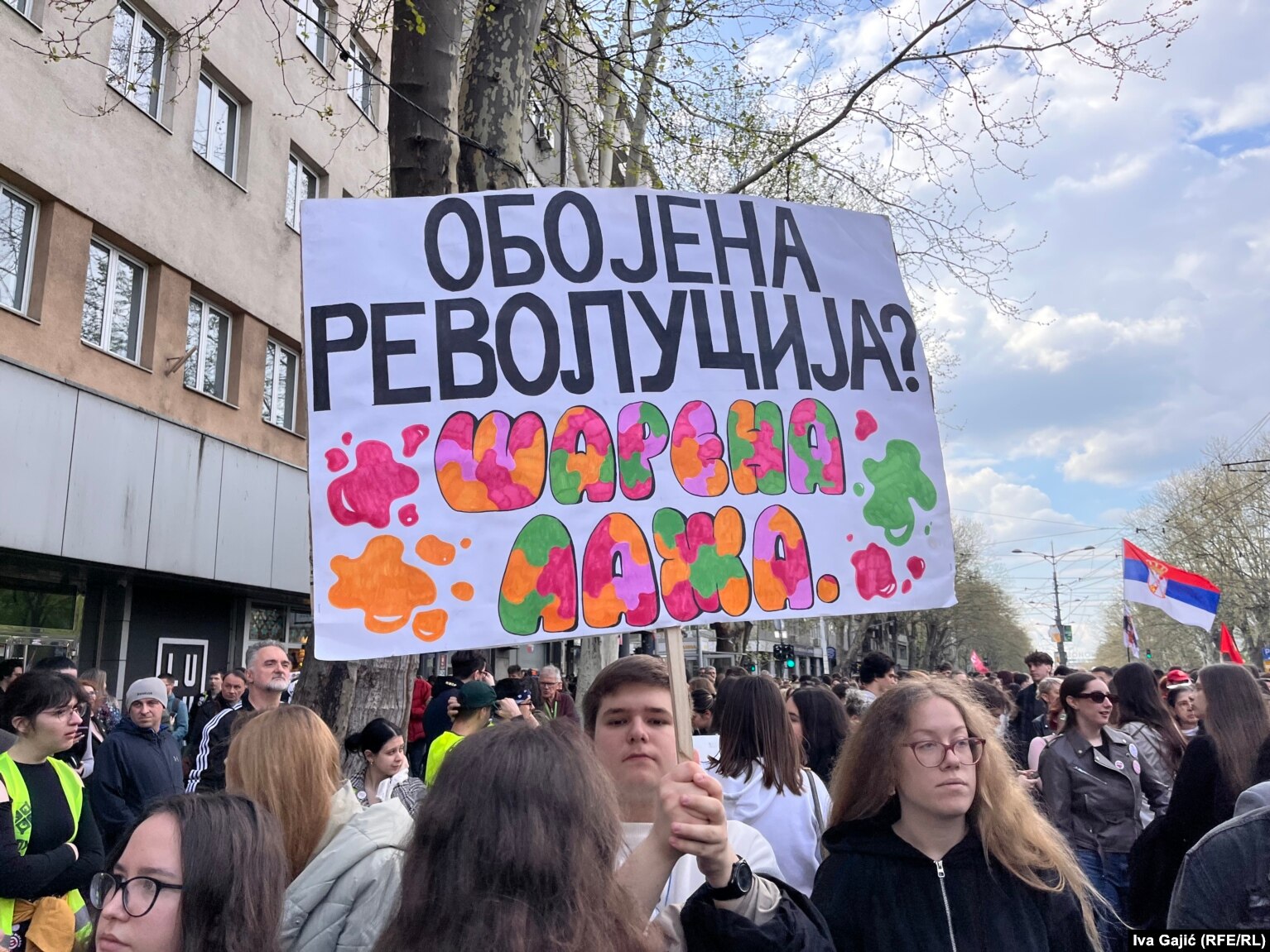 Slogani “Revolucion me ngjyra? Gënjeshtër shumëngjyrëshe”- kështu iu përgjigjën studentët akuzave të pushtetit më 4 prill 2025.