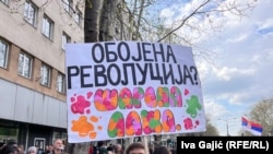 Parola "Obojena revolucija? Šarena laža", kojom studenti odgovaraju na diskreditaciju i optužbe vlasti, 4. april 2025.