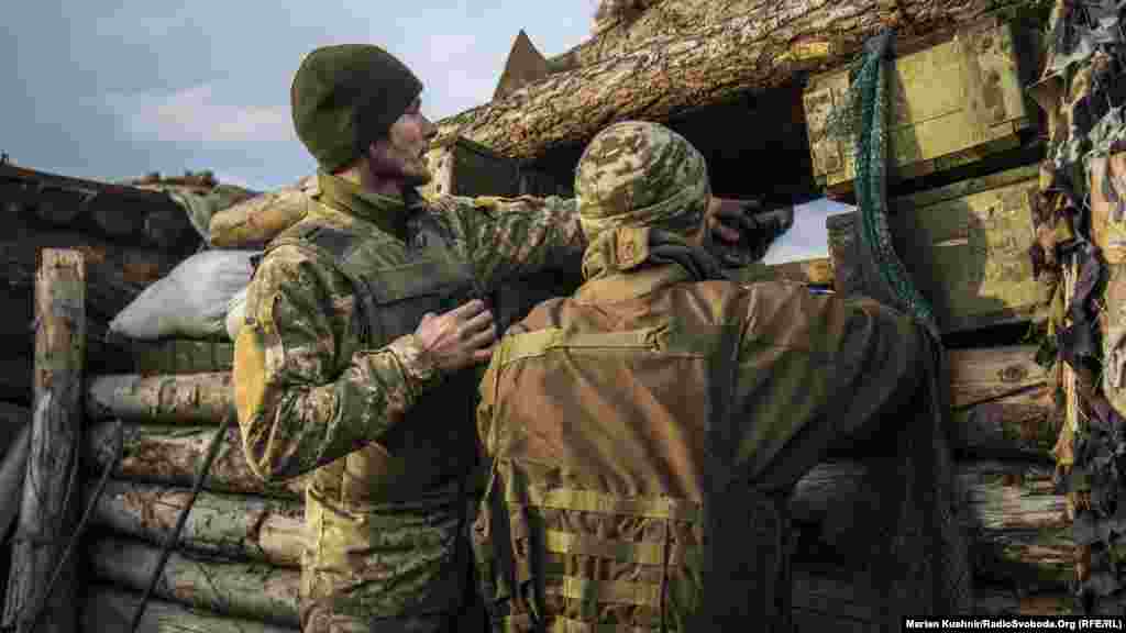 Періодично по позиціях працюють снайпери противника, тому надовго у бійниці не визирають