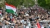 Protestuesit duke marshuar në qendër të Budapestit kundër Qeverisë së kryeministrit të Hungarisë, Viktor Orban, të shtunën më 6 prill 2024.