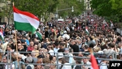 Protestuesit duke marshuar në qendër të Budapestit kundër Qeverisë së kryeministrit të Hungarisë, Viktor Orban, të shtunën më 6 prill 2024.