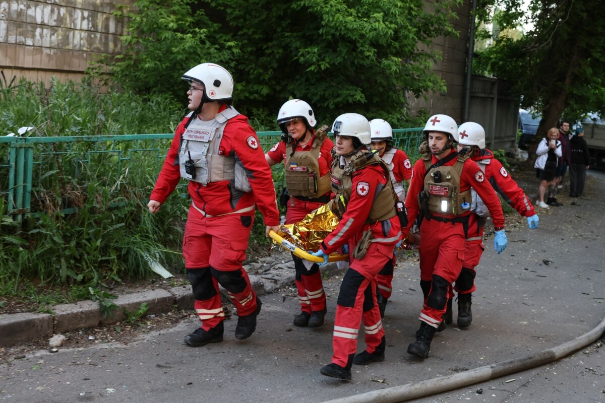 Співробітники Червоного Хреста евакуйовують поранених внаслідок російської атаки